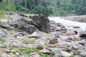 majestätisk skönhet av nål dal, kashmir. nål dal är känd för dess naturlig skönhet, hög berg, skön grön dalar och kristall klar vatten floder. foto