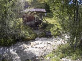 vatten kvarn dal i dolomiter longiaru badia dal foto