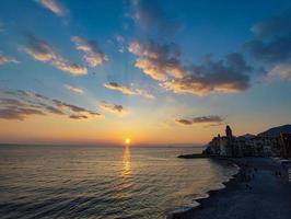 camogli kyrka på solnedgång piktorisk by foto