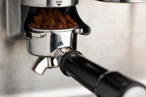 en närbild skott av ett espresso kaffe maskin foto