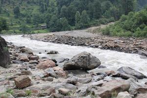 majestätisk skönhet av nål dal, kashmir. nål dal är känd för dess naturlig skönhet, hög berg, skön grön dalar och kristall klar vatten floder. foto