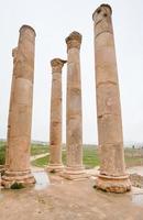 korintium kolumn i antik stad jerash foto