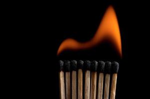brinnande matchstick och brand foto
