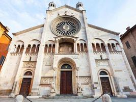 modena katedral i modena stad i kväll foto