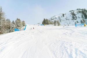 snö åka skidor spår i skidåkning område via lattea Italien foto