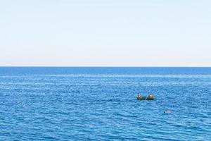 båt flytande i svart hav nära yalta foto