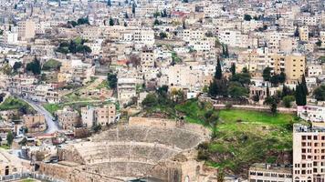 ovan se av gammal roman teater i amman stad foto