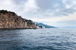 se av yalta stad från svart hav i kväll foto