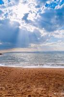 solstrålar ovan död- hav foto