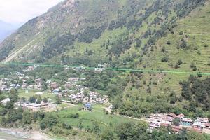 majestätisk naturlig skönhet av nål, dal, kashmir. nål dal är känd för dess naturlig skönhet, frodig grön träd och rena vatten floder. foto