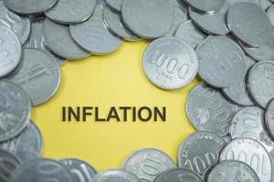 mynt spridd och i de mitten den säger inflation foto