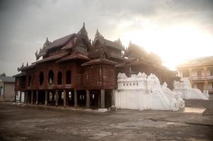 träkyrka i nyan shwe kgua templet i myanmar. foto