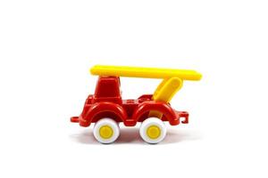 röd måla plast leksak brand lastbil med gul stege isolerat på vit foto