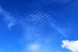 fantastiska cirrusmolnbildande panorama i en djupblå himmel foto