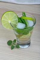 mojito på trä- bakgrund foto