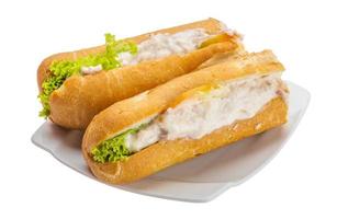 tonfisksmörgås på vit bakgrund foto