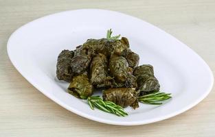 dolma på de tallrik och trä- bakgrund foto