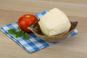 mozzarella ost i en skål på trä- bakgrund foto