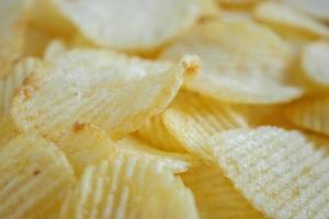 krispiga potatischips snack textur bakgrund foto