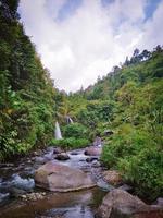 långsam rörelse av vattenfall på sungai sedim, kedah, malaysia foto