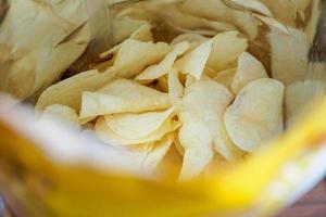 potatischips i öppen snackspåse närbild foto
