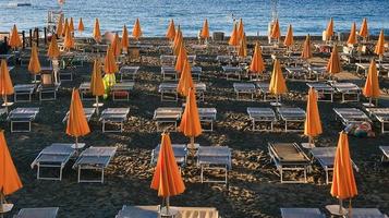 textur av paraplyer på de sand av de strand spotorno, i Västra liguria under en sommar morgon- i 2022 foto