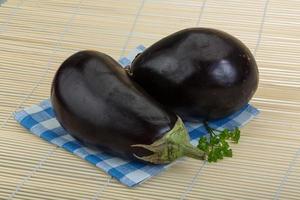 aubergine på trä- bakgrund foto
