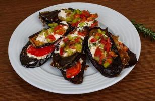 grillad aubergine på plattan och trä bakgrund foto