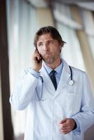 läkare tala på mobiltelefon foto
