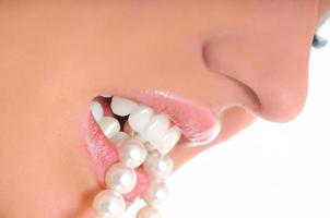 kvinna tänder pärla foto