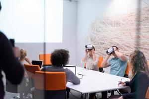 börja företag team använder sig av virtuell verklighet headsetet foto