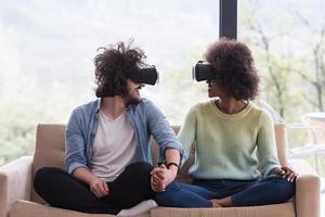 multietnisk par använder sig av virtuell verklighet headsetet foto