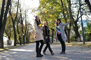 tre ung damer njuter sig själva foto