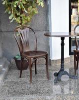 sommar kaffe affär med stolar och en tabell. skön terrass med skön möbel. foto
