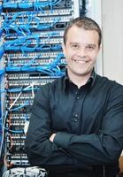 ung den ingenjör i datacenter server rum foto