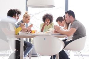 multietnisk grupp av Lycklig vänner lunch tid foto