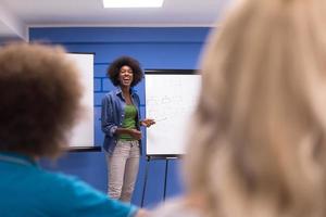 svart kvinna högtalare seminarium företags- företag möte begrepp foto