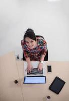 topp se av ung företag kvinna arbetssätt på bärbar dator foto