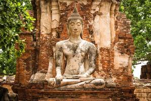 gammal Buddhastaty och gammal tempelarkitektur