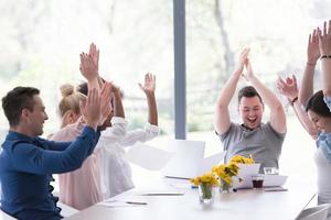 multietnisk börja grupp av ung företag människor kasta dokument foto