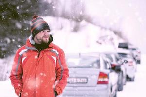 porträtt av ung man på snöig vinter- dag foto