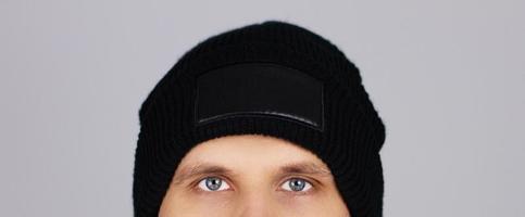 hipster i röd hatt och hoodie på grå bakgrund - beskuren bild foto