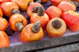 utsökt färsk kasju frukt också känd som de kasju äpple för försäljning på en lokal- utomhus- marknadsföra i Brasilien foto