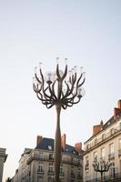 skön gata lampa på plats gräslin, nantes. byggnader runt om. foto