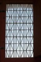 fönster med ett gammal geometrisk mönster. nantes slott. foto