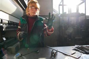 kvinna arbetssätt i en modern fabrik och framställning materia för en cnc maskin. foto