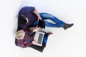 topp se av par arbetssätt på bärbar dator dator på börja kontor foto