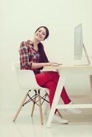 börja företag, kvinna arbetssätt på skrivbordet dator foto