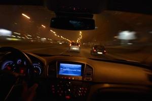 natt bil körning foto