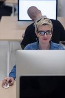 börja företag, kvinna arbetssätt på skrivbordet dator foto
